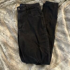 LIKE NEW women’s 7L Black ‘Hollister’ curvy high rise distressed jean leggings